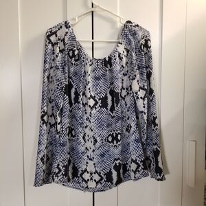 Worthington blue and white snake print medium top